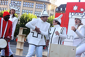 Die Einzelteile des Hamburg-Wappens kommen zusammen